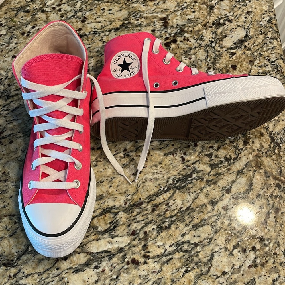 🩷Pink Platform High top Converse 8.5
Like new condition. All star Lift